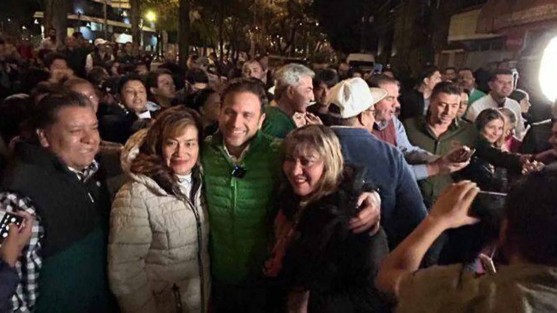 Tony Gali inauguró su casa de gestión en compañía de familiares y amigos.